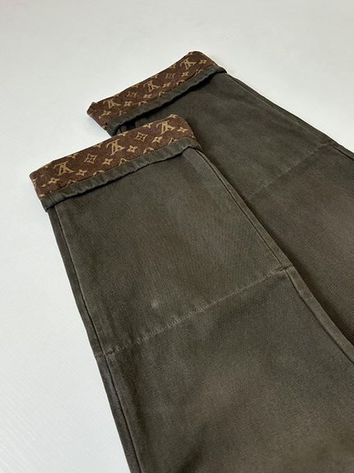 ルイヴィトンブランドスーパーコピー Monogram クラシックなワックスのカフス付きオールオーバープリントキャンバスジーンズ