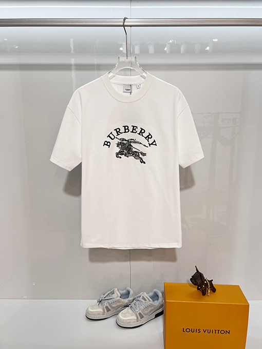 バーバリー BURBERRY フロントとバックに馬のロゴが刺繍された半袖Tシャツ