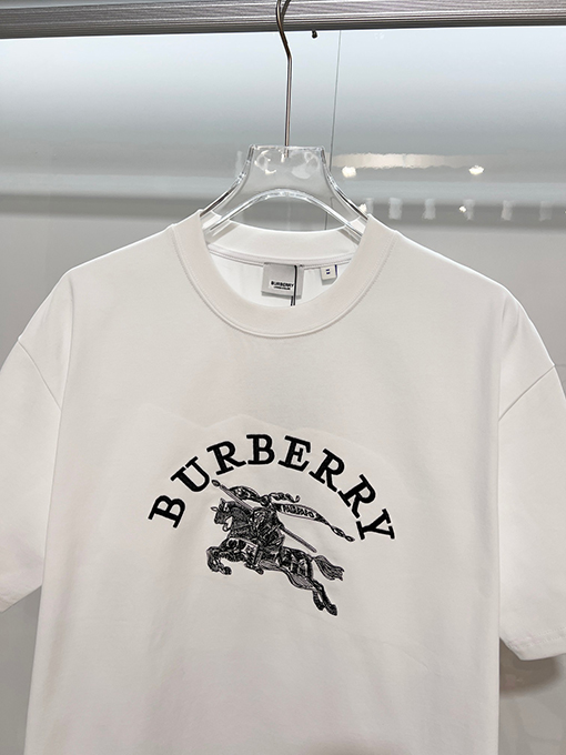 バーバリー BURBERRY フロントとバックに馬のロゴが刺繍された半袖Tシャツ