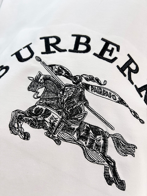 バーバリー BURBERRY フロントとバックに馬のロゴが刺繍された半袖Tシャツ