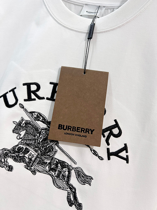 バーバリー BURBERRY フロントとバックに馬のロゴが刺繍された半袖Tシャツ