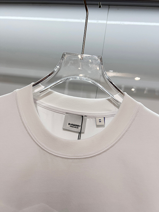 バーバリー BURBERRY フロントとバックに馬のロゴが刺繍された半袖Tシャツ