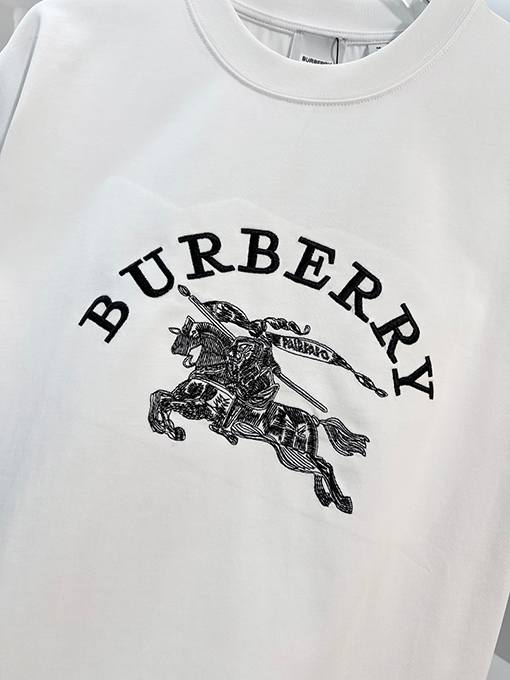 バーバリー BURBERRY フロントとバックに馬のロゴが刺繍された半袖Tシャツ