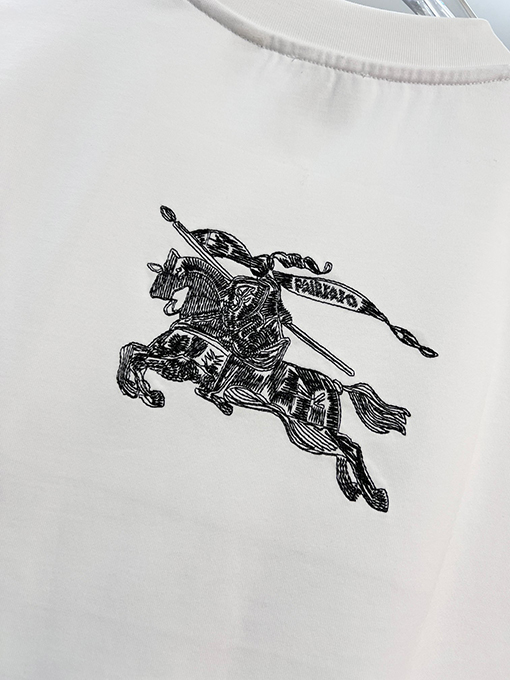 バーバリー BURBERRY フロントとバックに馬のロゴが刺繍された半袖Tシャツ