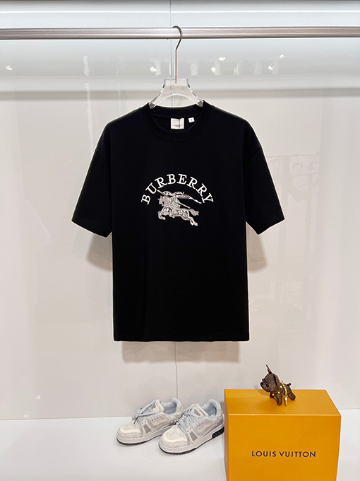 バーバリー BURBERRY フロントとバックに馬のロゴが刺繍された半袖Tシャツ