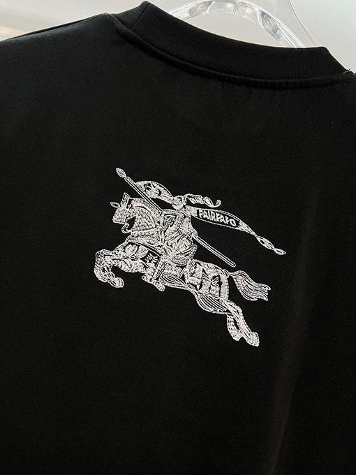 バーバリー BURBERRY フロントとバックに馬のロゴが刺繍された半袖Tシャツ