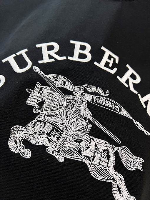 バーバリー BURBERRY フロントとバックに馬のロゴが刺繍された半袖Tシャツ