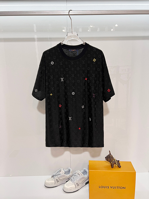 ルイヴィトンスーパーコピー 全体にモノグラムクローバープリントロゴレタリング刺繍の半袖Tシャツ