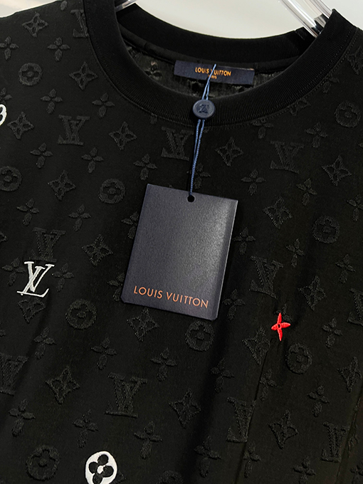 ルイヴィトンスーパーコピー 全体にモノグラムクローバープリントロゴレタリング刺繍の半袖Tシャツ