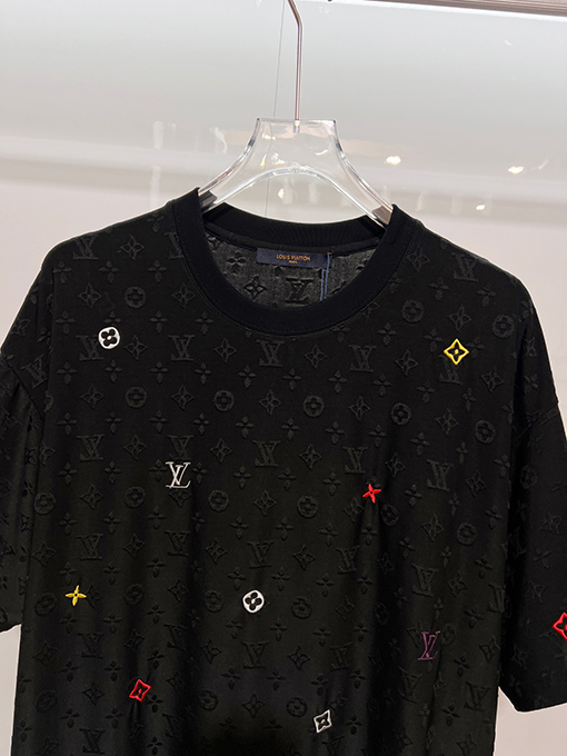 ルイヴィトンスーパーコピー 全体にモノグラムクローバープリントロゴレタリング刺繍の半袖Tシャツ