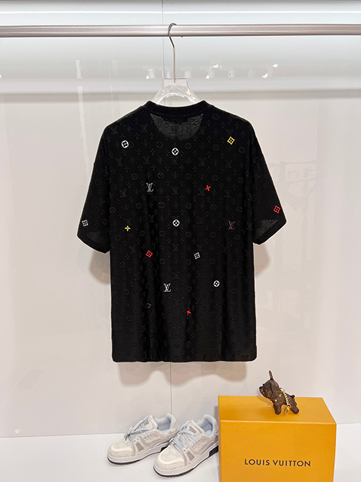 ルイヴィトンスーパーコピー 全体にモノグラムクローバープリントロゴレタリング刺繍の半袖Tシャツ