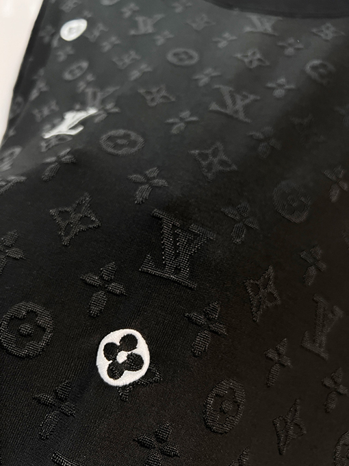 ルイヴィトンスーパーコピー 全体にモノグラムクローバープリントロゴレタリング刺繍の半袖Tシャツ