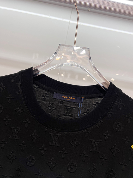 ルイヴィトンスーパーコピー 全体にモノグラムクローバープリントロゴレタリング刺繍の半袖Tシャツ