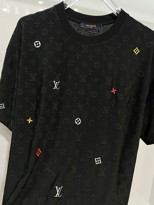 ルイヴィトンスーパーコピー 全体にモノグラムクローバープリントロゴレタリング刺繍の半袖Tシャツ