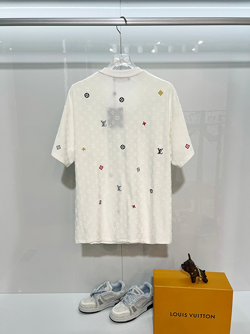 ルイヴィトンスーパーコピー 全体にモノグラムクローバープリントロゴレタリング刺繍の半袖Tシャツ