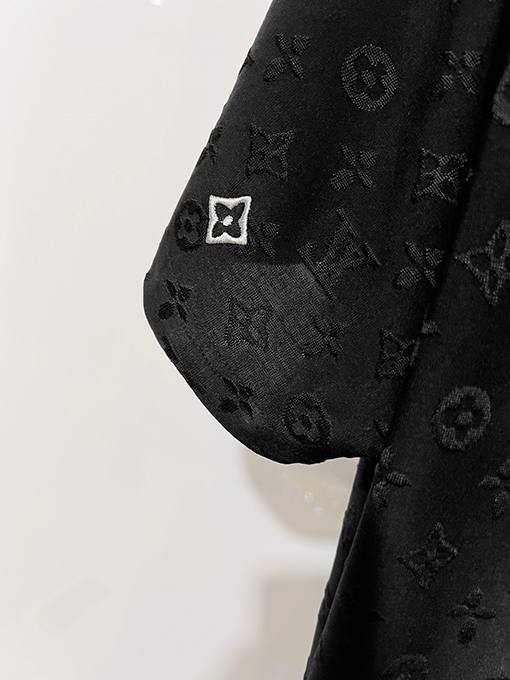 ルイヴィトンスーパーコピー 全体にモノグラムクローバープリントロゴレタリング刺繍の半袖Tシャツ