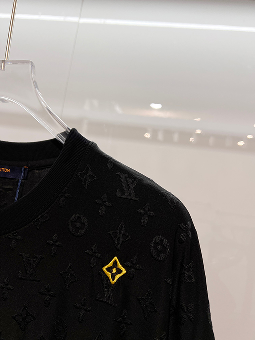 ルイヴィトンスーパーコピー 全体にモノグラムクローバープリントロゴレタリング刺繍の半袖Tシャツ