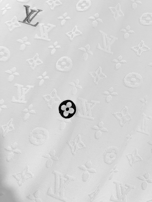 ルイヴィトンスーパーコピー 全体にモノグラムクローバープリントロゴレタリング刺繍の半袖Tシャツ