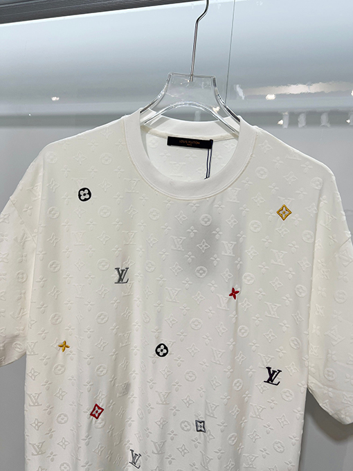 ルイヴィトンスーパーコピー 全体にモノグラムクローバープリントロゴレタリング刺繍の半袖Tシャツ