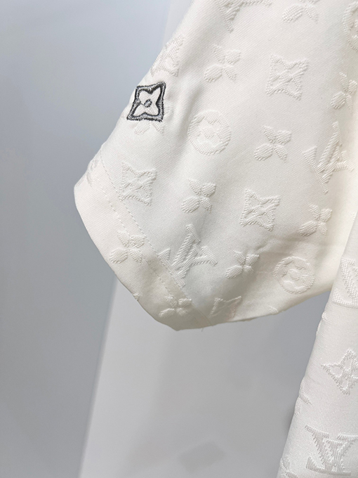 ルイヴィトンスーパーコピー 全体にモノグラムクローバープリントロゴレタリング刺繍の半袖Tシャツ