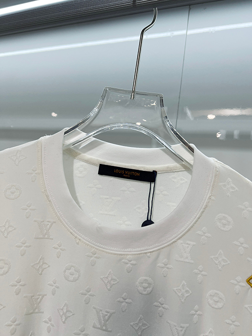 ルイヴィトンスーパーコピー 全体にモノグラムクローバープリントロゴレタリング刺繍の半袖Tシャツ