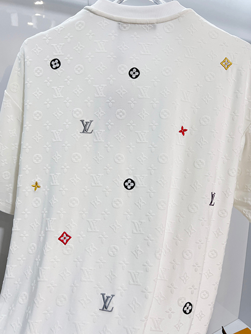ルイヴィトンスーパーコピー 全体にモノグラムクローバープリントロゴレタリング刺繍の半袖Tシャツ