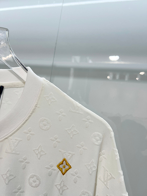 ルイヴィトンスーパーコピー 全体にモノグラムクローバープリントロゴレタリング刺繍の半袖Tシャツ
