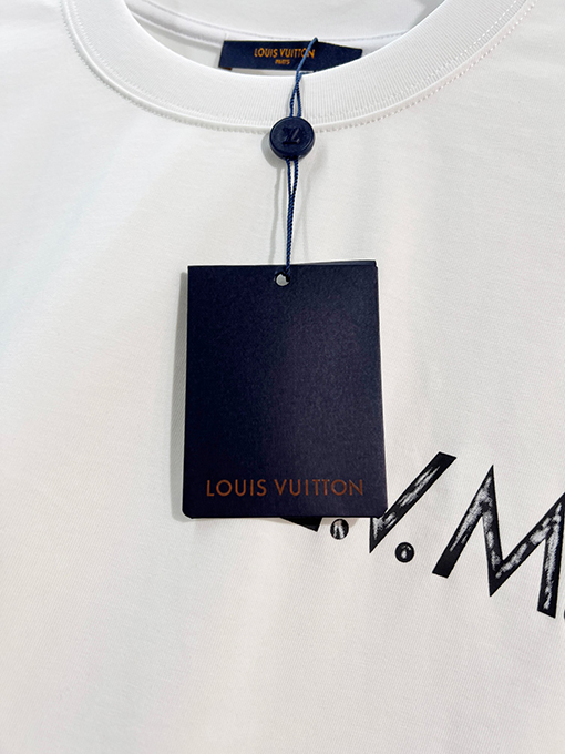 ルイヴィトン フロントとバックにダメージのプリントロゴがされたエンボスの半袖Tシャツ