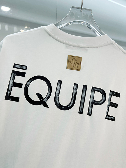 ルイヴィトン フロントとバックにダメージのプリントロゴがされたエンボスの半袖Tシャツ