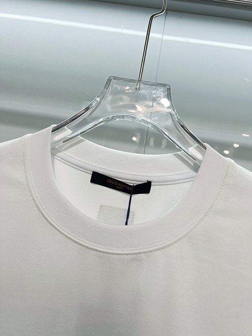 ルイヴィトン フロントとバックにダメージのプリントロゴがされたエンボスの半袖Tシャツ