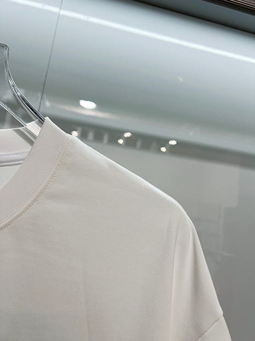 ルイヴィトン フロントとバックにダメージのプリントロゴがされたエンボスの半袖Tシャツ