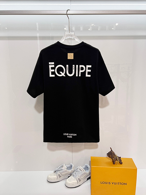 ルイヴィトン フロントとバックにダメージのプリントロゴがされたエンボスの半袖Tシャツ