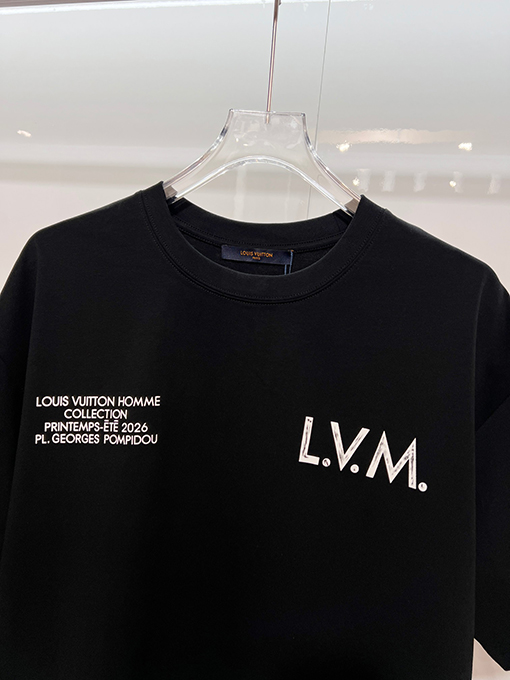 ルイヴィトン フロントとバックにダメージのプリントロゴがされたエンボスの半袖Tシャツ