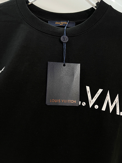 ルイヴィトン フロントとバックにダメージのプリントロゴがされたエンボスの半袖Tシャツ