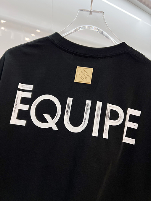 ルイヴィトン フロントとバックにダメージのプリントロゴがされたエンボスの半袖Tシャツ