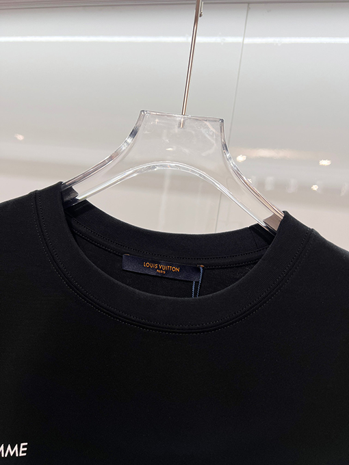 ルイヴィトン フロントとバックにダメージのプリントロゴがされたエンボスの半袖Tシャツ