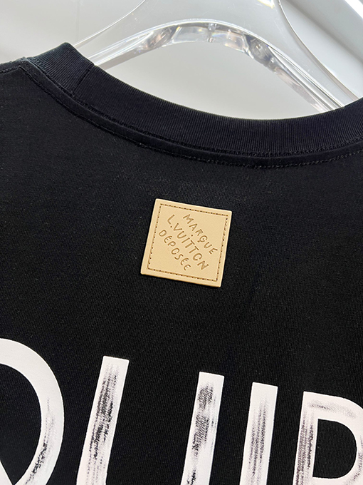 ルイヴィトン フロントとバックにダメージのプリントロゴがされたエンボスの半袖Tシャツ