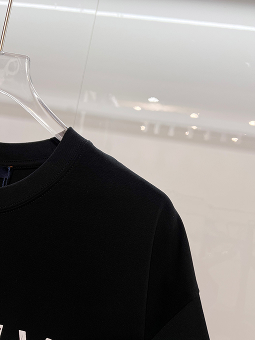 ルイヴィトン フロントとバックにダメージのプリントロゴがされたエンボスの半袖Tシャツ