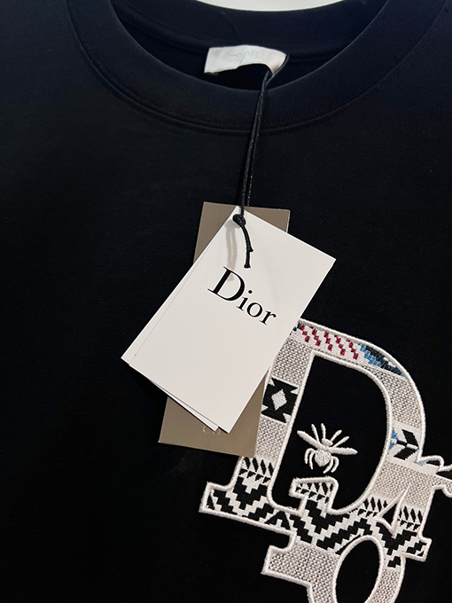 ディオール DIOR フロントとバックにハチのカラーブロック刺繍レターロゴがされた半袖Tシャツ