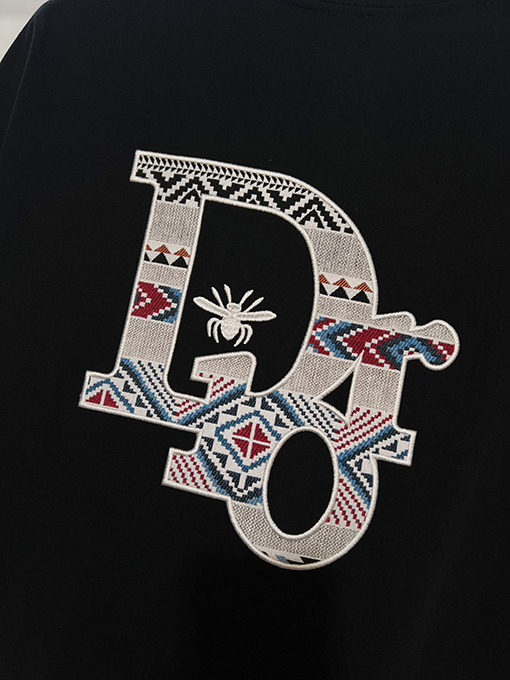 ディオール DIOR フロントとバックにハチのカラーブロック刺繍レターロゴがされた半袖Tシャツ