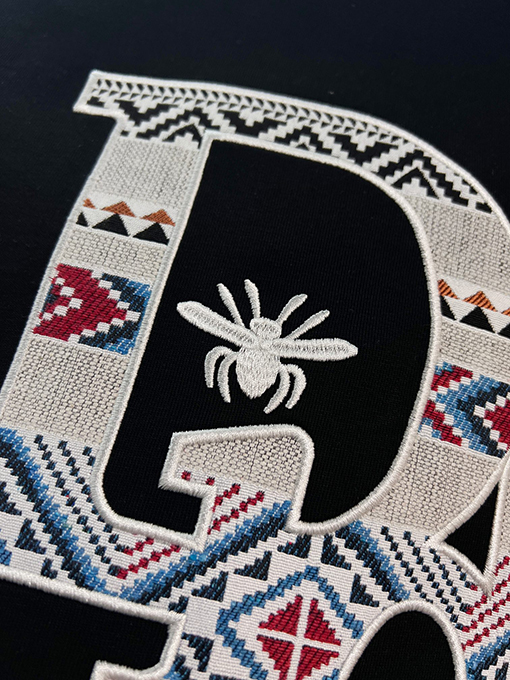 ディオール DIOR フロントとバックにハチのカラーブロック刺繍レターロゴがされた半袖Tシャツ