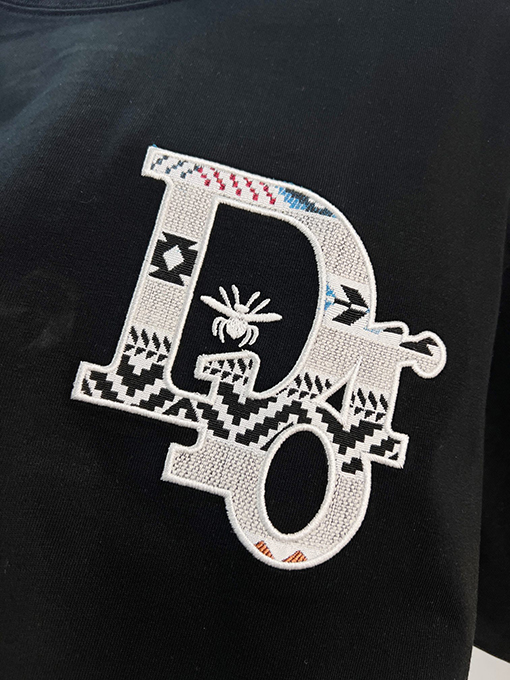 ディオール DIOR フロントとバックにハチのカラーブロック刺繍レターロゴがされた半袖Tシャツ