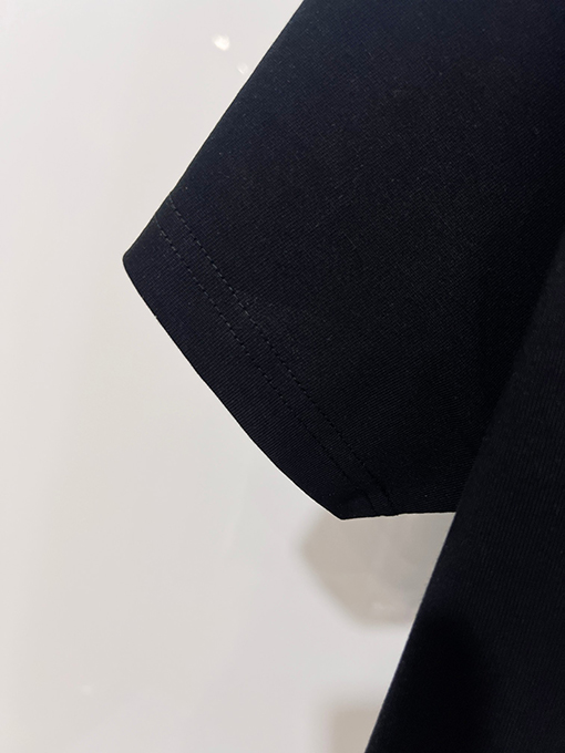 ディオール DIOR フロントとバックにハチのカラーブロック刺繍レターロゴがされた半袖Tシャツ