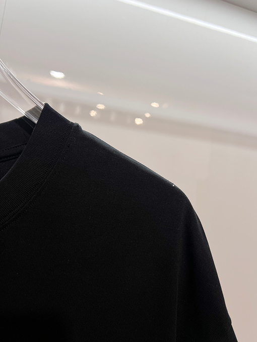 ディオール DIOR フロントとバックにハチのカラーブロック刺繍レターロゴがされた半袖Tシャツ