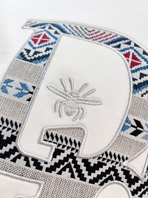 ディオール DIOR フロントとバックにハチのカラーブロック刺繍レターロゴがされた半袖Tシャツ