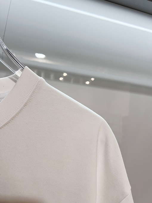 ディオール DIOR フロントとバックにハチのカラーブロック刺繍レターロゴがされた半袖Tシャツ