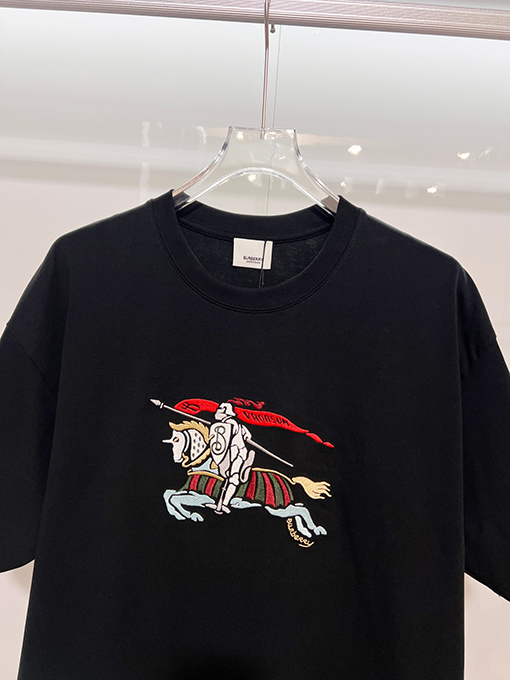 バーバリーブランドコピー 胸元にカラーブロックの軍馬刺繍のマザーロゴが入った半袖Tシャツ