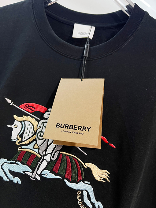 バーバリーブランドコピー 胸元にカラーブロックの軍馬刺繍のマザーロゴが入った半袖Tシャツ