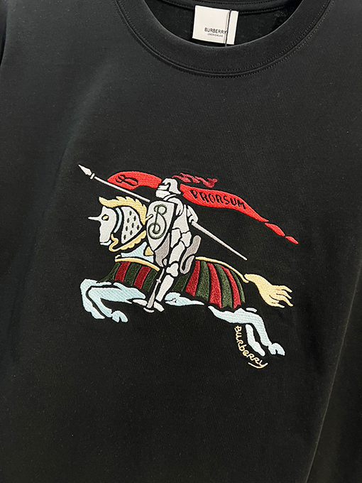 バーバリーブランドコピー 胸元にカラーブロックの軍馬刺繍のマザーロゴが入った半袖Tシャツ