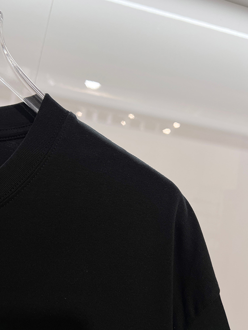 バーバリーブランドコピー 胸元にカラーブロックの軍馬刺繍のマザーロゴが入った半袖Tシャツ